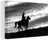 Canvas Schilderij Een eenzame cowboy bij zonsondergang - zwart wit - 30x20 cm - Wanddecoratie