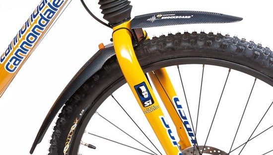 Zwart carbon-look voorspatbord op een oranje Cannondale fiets, met oranje vork.