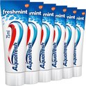 Zes Aquafresh tandpastatubes op een rij, met "freshmint" op de eerste tube.