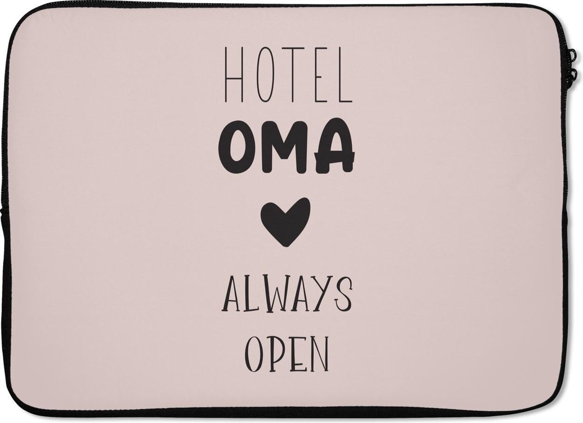 Laptophoes 13 inch - Spreuken - Quotes - Hotel oma always open - Oma - Laptop sleeve - Binnenmaat 32x22,5 cm - Zwarte achterkant
