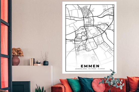 Affiche carte d'Emmen en noir et blanc, à côté d'un canapé orange.