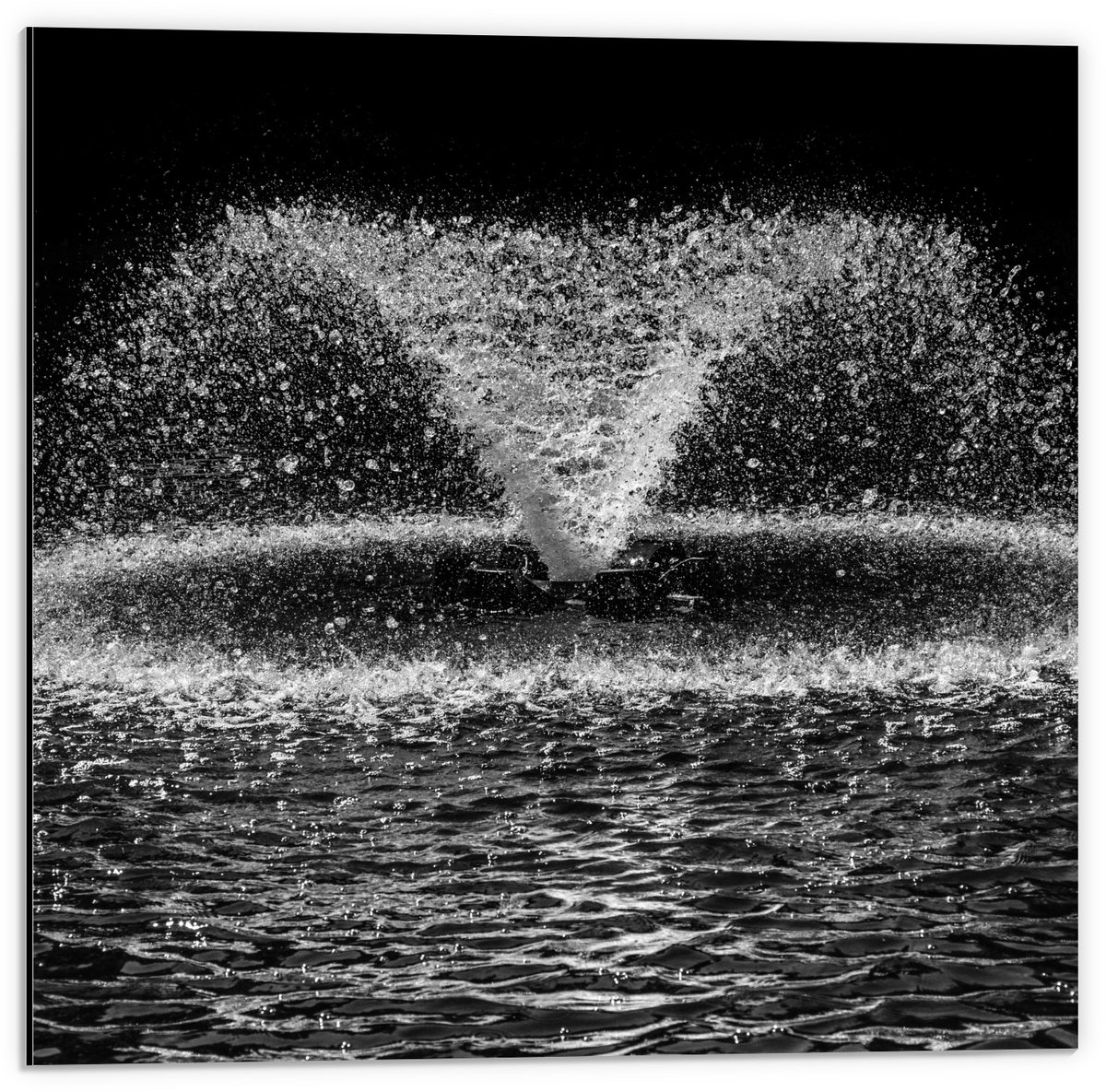 Dibond - Spetterende Water Fontein - 50x50cm Foto op Aluminium (Met Ophangsysteem)