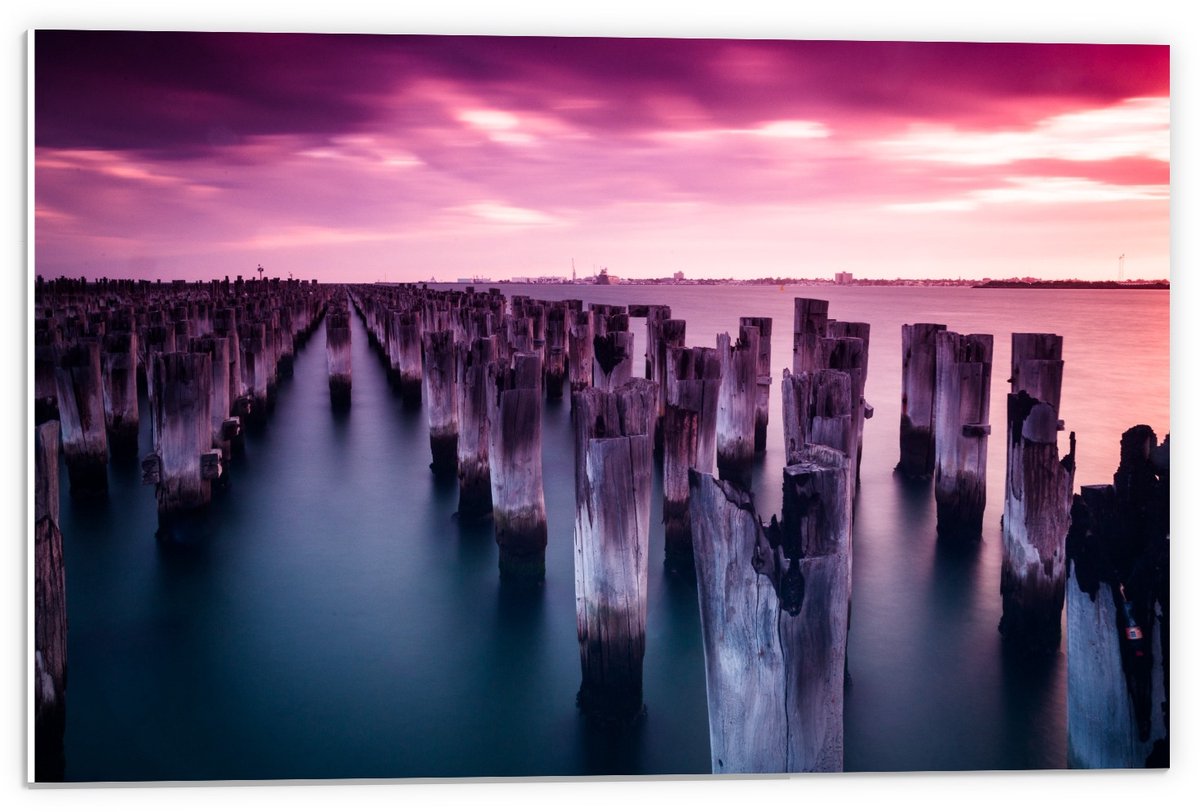Forex - Houten Palen in de Zee met een Mooie Zonsondergang - 60x40cm Foto op Forex