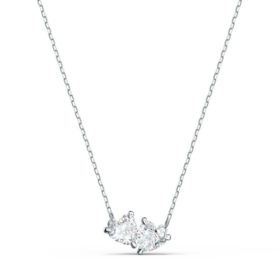 Un collier argenté avec deux pierres claires, sur fond blanc.