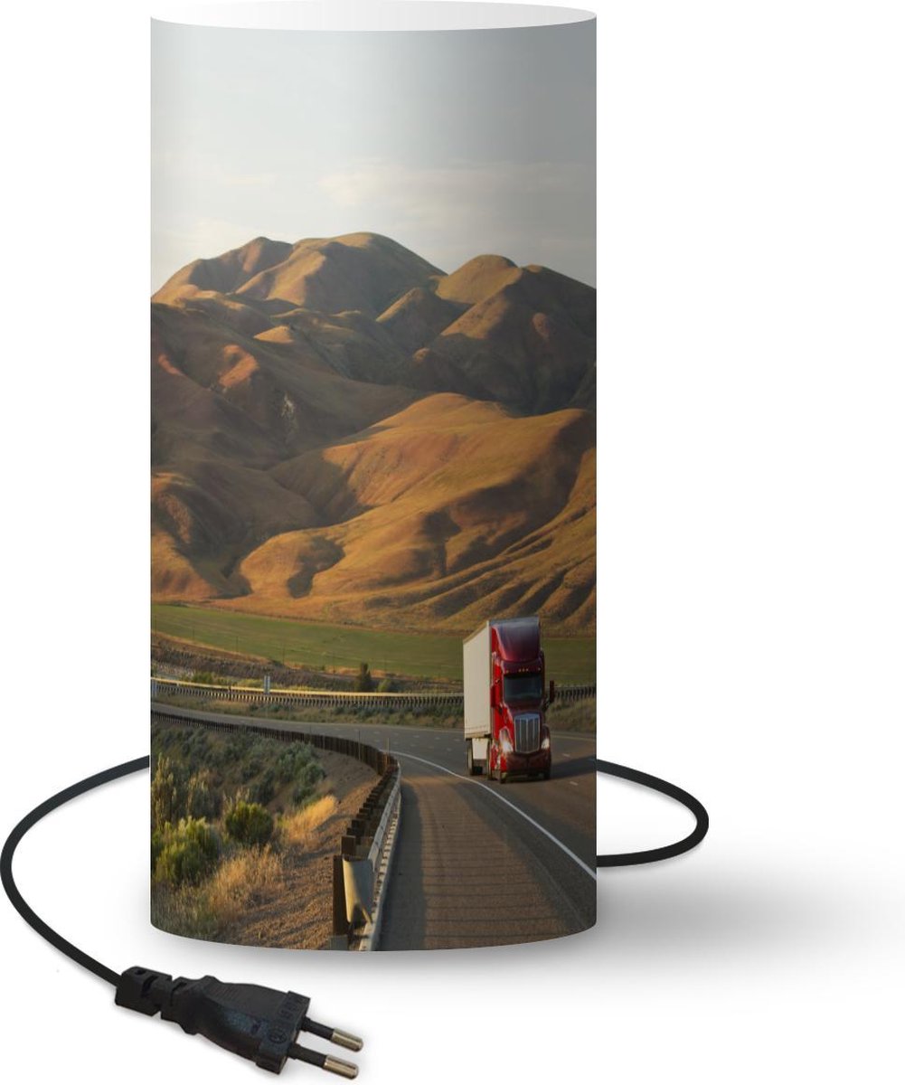 Lamp - Nachtlampje - Tafellamp slaapkamer - Rode vrachtwagen tussen de heuvels - 33 cm hoog - Ø15.9 cm - Inclusief LED lamp