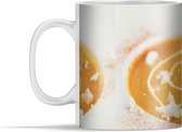 Mok - Pompoensoep in wit bord met gesprenkeld cayennepeper en kaas - 350 ml - Beker