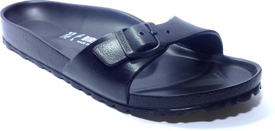 Zwarte Birkenstock slipper met verstelbare gesp, close-up.