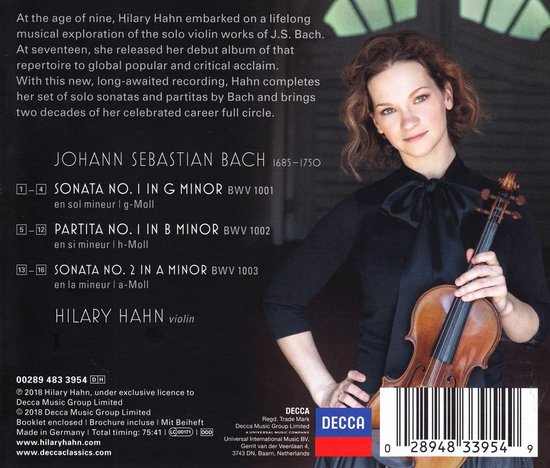 Hilary Hahn met viool in zwarte strikblouse. Tracklist met Bach sonatas en partitas. Tekst over haar carrière.