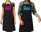 The boss en The real boss cadeau schorten set zwart en blauw/roze - kado barbecue schort voor koppel/stel - huwelijk/verjaardag
