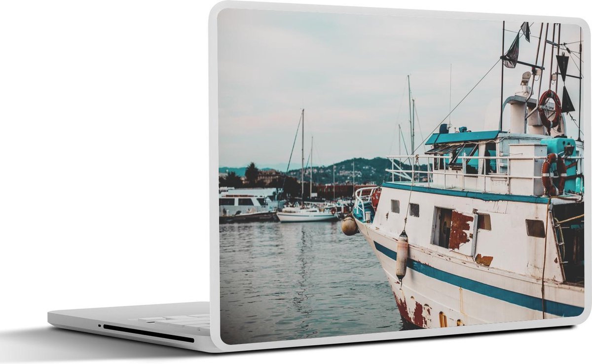 Afbeelding van product SleevesAndCases  Laptop sticker - 10.1 inch - Een vissersboot bij een oude pier in Italië