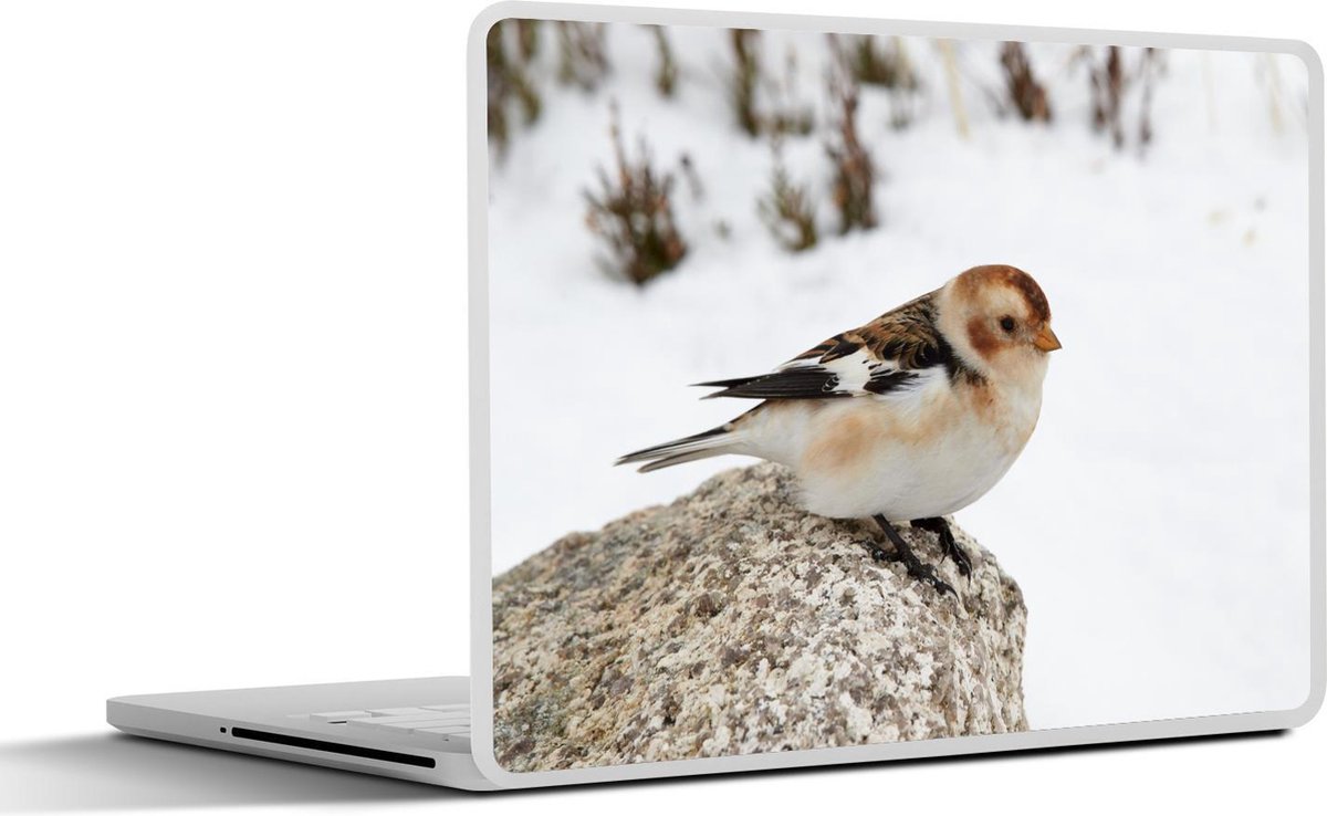 Afbeelding van product SleevesAndCases  Laptop sticker - 13.3 inch - Een sneeuwgors op een steen in de sneeuw