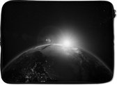 Laptophoes 14 inch 36x26 cm -aarde - Macbook & Laptop sleeve Zonsopgang over Europa en Afrika vanaf de ruimte in zwart wit - Laptop hoes met foto