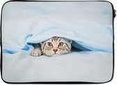 Laptophoes 13 inch - Een kitten onder een deken - Laptop sleeve - Binnenmaat 32x22,5 cm - Zwarte achterkant