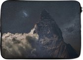 Laptophoes 14 inch 36x26 cm - Matterhorn - Macbook & Laptop sleeve Lage wolk bij Matterhorn onder nachthemel bij Wallis in Zwitserland - Laptop hoes met foto