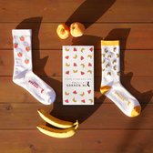Fietssokken in fruitverpakking - Banaan en perzik print - Maat 39 tot 45+ - Snelle Sokken - Vrolijke wielrensokken - Wielersokken - Mountainbikesokken - MTB Sokken - Hoogwaardig Ny