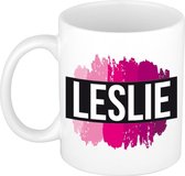 Leslie  naam cadeau mok / beker met roze verfstrepen - Cadeau collega/ moederdag/ verjaardag of als persoonlijke mok werknemers