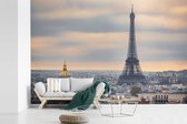 Behang - Fotobehang Eiffeltoren - Parijs - Lucht - Breedte 420 cm x hoogte 280 cm