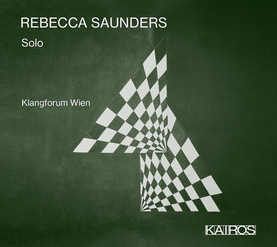 CD-hoes van Rebecca Saunders 'Solo' met een wit-zwart dambordpatroon op een donkergroene achtergrond en Kairos-logo.