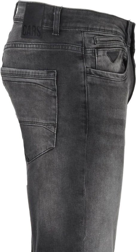 Grijze jeans met CARS logo op de zwarte band aan de achterkant.