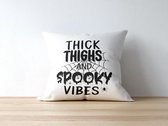 Halloween Kussen met tekst: Tick Thighs and Spook Vibes | Halloween Decoratie | Grappige Cadeaus | Geschenk | Sierkussen