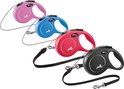 Vier flexi riemen: roze, blauw, rood en zwart, elk met een koord en metalen clip.