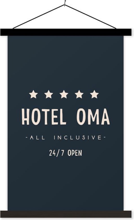 Posterhanger incl. Poster 40x60 cm - Schoolplaat - Hotel oma all inclusive 24/7 open - Spreuken - Quotes - Oma - Textielposter - Zwarte latten