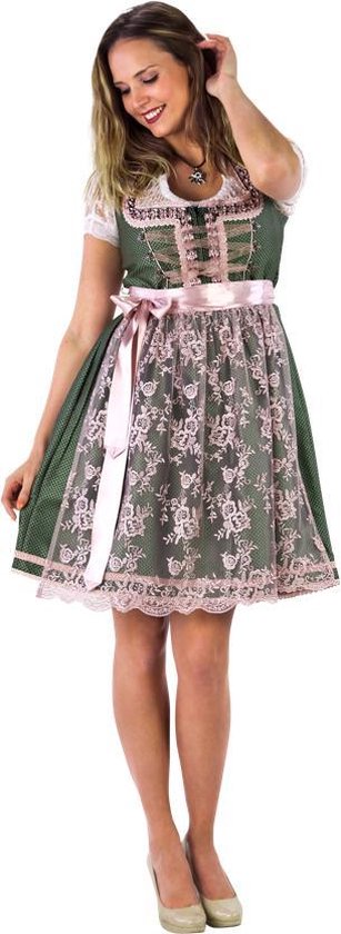 Model in groene dirndl met roze kanten overlay, witte kanten mouwen, roze ceintuur en strik.
