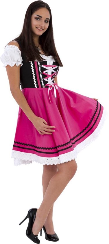 Een vrouw poseert in een roze dirndl jurk met zwart korset en witte pofmouwen. De jurk heeft kant en zwarte linten langs de zoom.