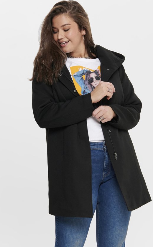 Model met lang zwart jack met capuchon en spijkerbroek.
