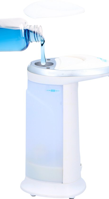 Witte automatische zeepdispenser met zilveren rand, en een fles met blauwe zeep die wordt bijgevuld.