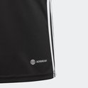 Detail van de AEROREADY technologie op een zwart Adidas sportshirt met witte strepen.