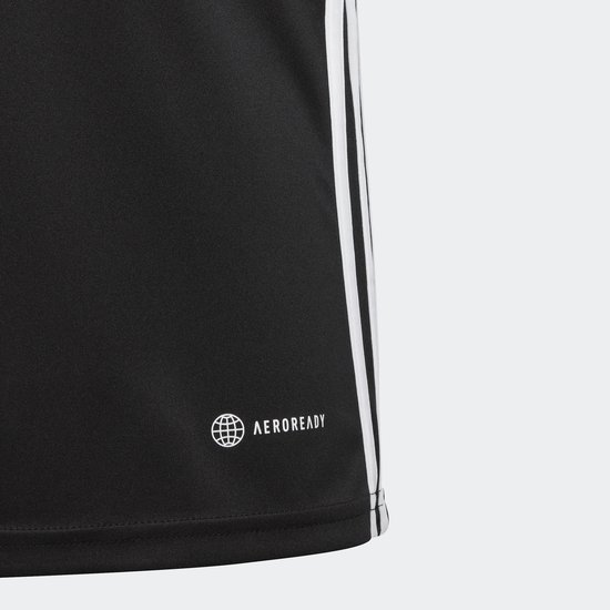 Detail van de AEROREADY technologie op een zwart Adidas sportshirt met witte strepen.