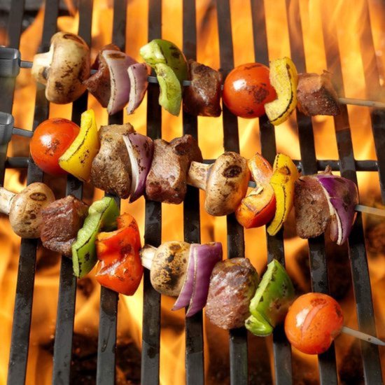 KESSER® Roestvrijstalen grillspies, 107 cm, geschikt voor Weber Spirit, gasbarbecue met 4 vleespennen, BBQ vleesklemmen, handvat en motor, elektrische draaispit, 220 V - 240 V, zwart