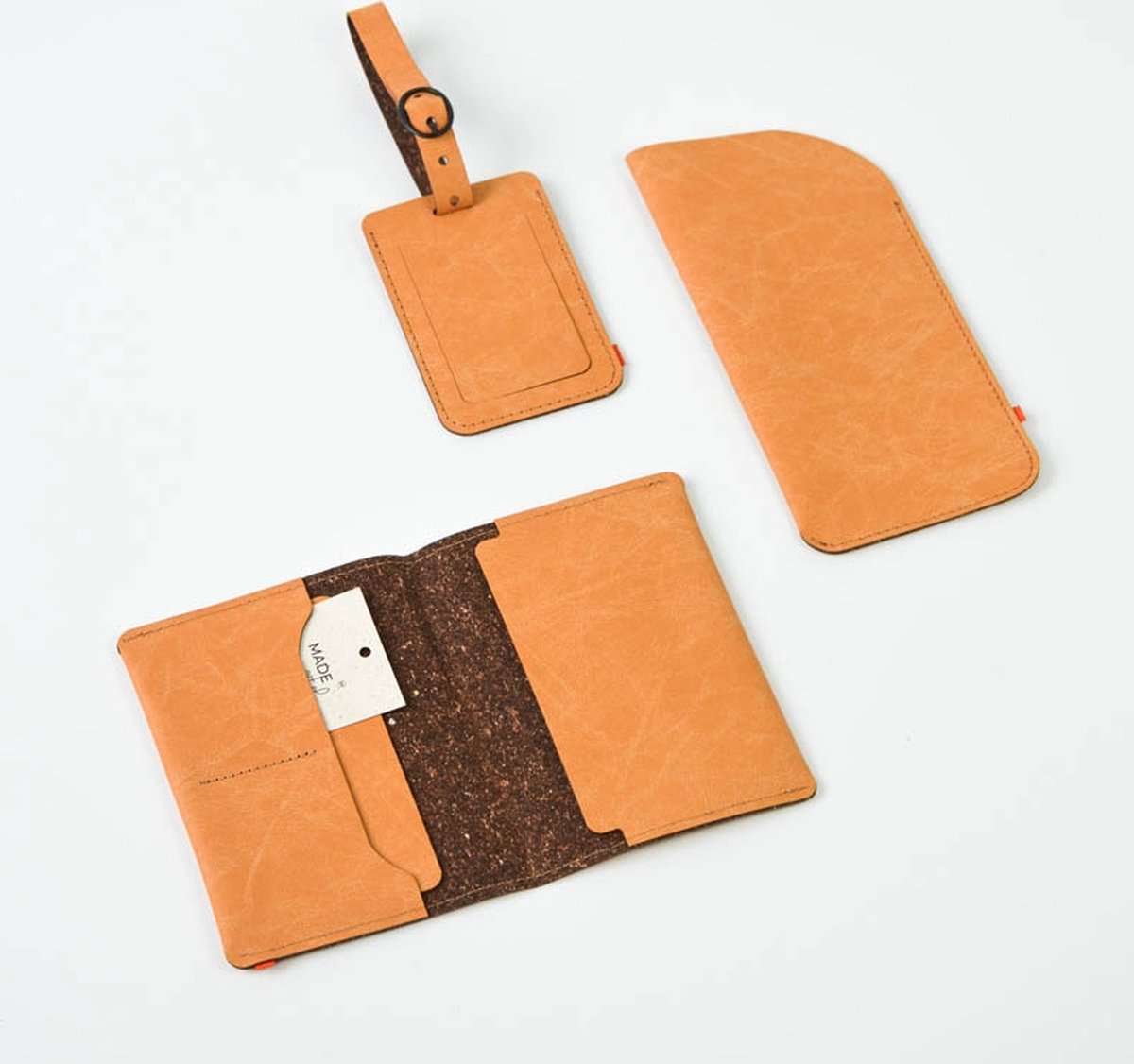 Brillenkoker, Paspoort hoesje en Bagagelabel - Complete Reisset van Gerecycled Leer - Blond Bruin - Travel Kit | MADE out of