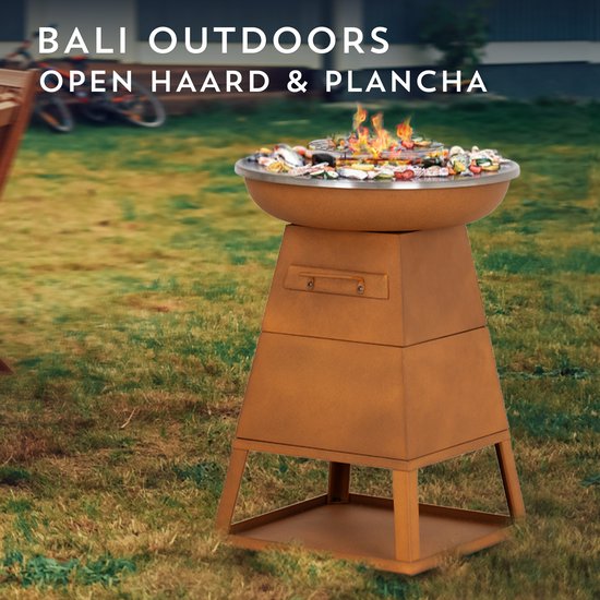 BALI OUTDOORS, open haard & plancha, een roestbruine vuurschaal met grill, gevuld met eten en vuur, in een tuin.