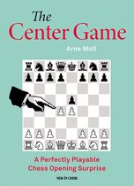 Boek "The Center Game" met schaakbord en wijzende hand. Met tekst "A Perfectly Playable Chess Opening Surprise".