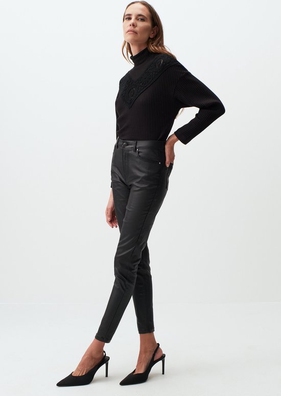 Korte leren damesrok, wikkelheup, V-taille en navel-gazing, hoge taille