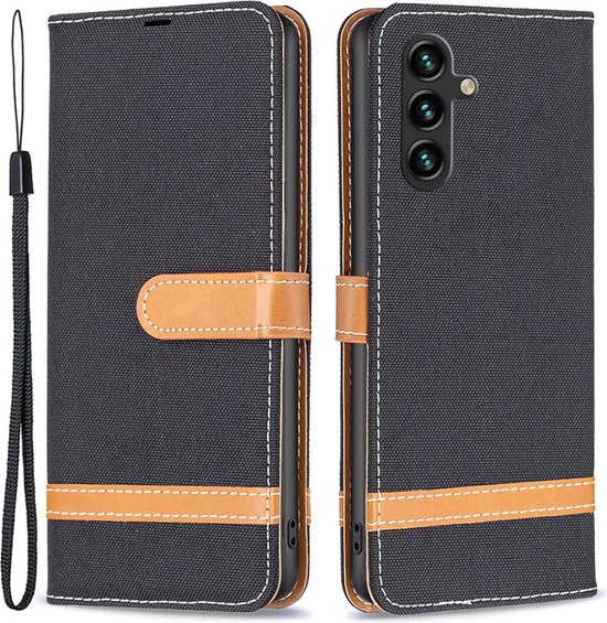 Étui portefeuille en jean noir avec accents en cuir marron, fermé et ouvert.
