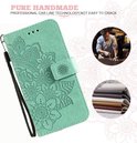 Groene telefoonhoes met mandala bloemen reliëfontwerp en polsband, met tekst 'Pure Handmade'.