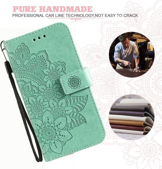 Groene telefoonhoes met mandala bloemen reliëfontwerp en polsband, met tekst 'Pure Handmade'.