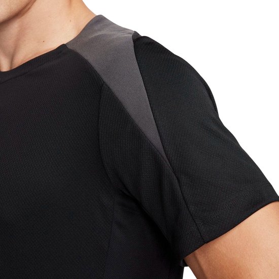 Zwarte dri-fit sportshirt met donkergrijze accenten op de schouder en mouw.