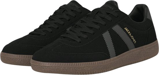 Paar zwarte suède sneakers met grijze strepen, gouden JACK &
JONES logo en bruine zolen.