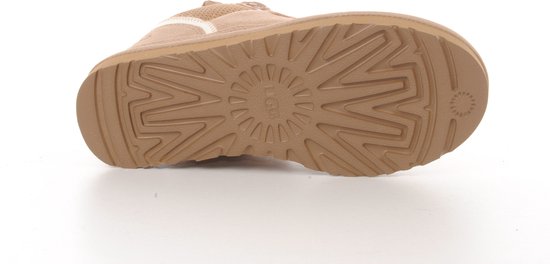 Zool van beige UGG sneaker met UGG logo en groeven.