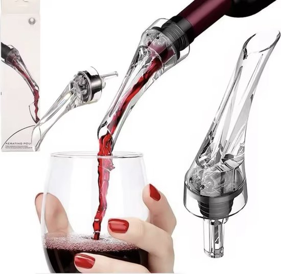 Vrouwenhand met rode nagellak houdt een wijnglas vol rode wijn, waarin wijn wordt geschonken uit een transparante schenker. Achtergrond met een close-up van de schenker en een kleine afbeelding van de verpakking.