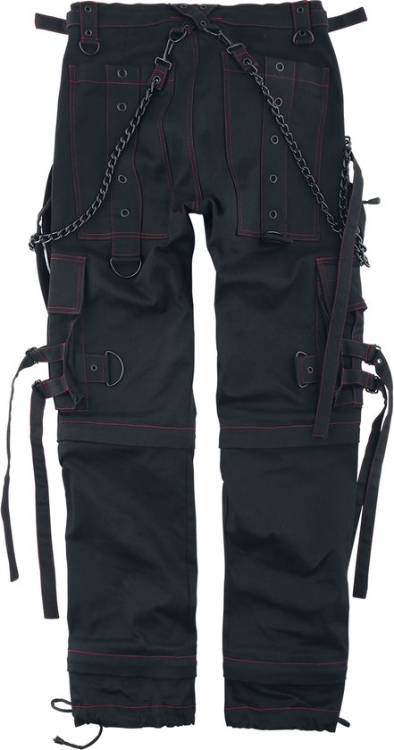 Zwarte cargobroek met rode stiksels, meerdere riemen, gespen en kettingen.