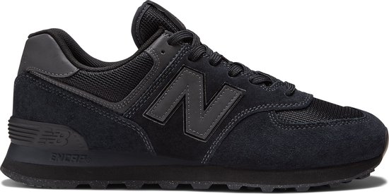 Zwarte New Balance 574 sneaker, zijaanzicht met grijs logo.