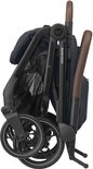 Ingeklapte donkerblauwe Maxi-Cosi kinderwagen met bruine handvatten.