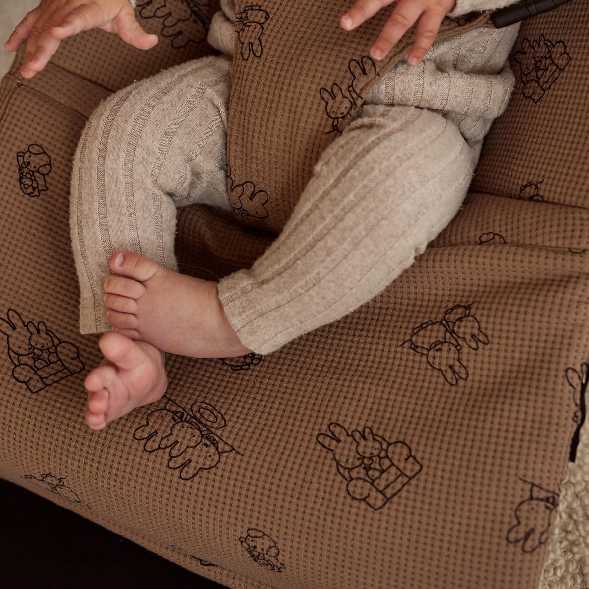 Ukje Hoes Wipstoelhoes geschikt voor BabyBjörn Wipstoel - Ter Vervanging Originele Baby Björn Hoes - Perfecte Pasvorm - Zacht katoen - Makkelijk Wasbaar - Taupe nijntje – foto 6