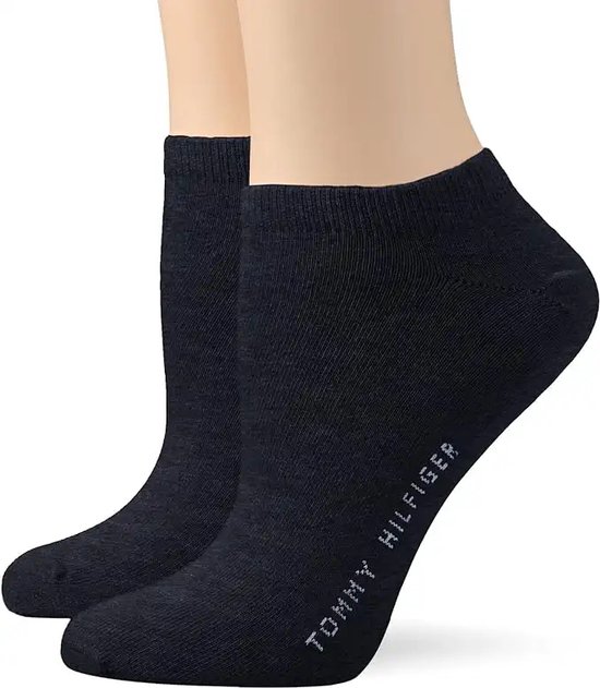 Blauwe enkelsokken met Tommy Hilfiger logo, gedragen op model.