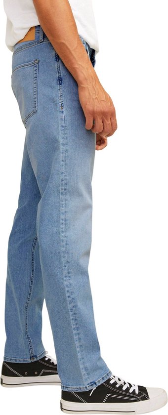 Man in lichtblauwe jeans, zijaanzicht, gedetailleerde wassing.